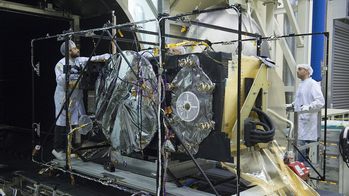 Un satellite Galileo de première génération sort d’une chambre d’essais thermiques en 2017. Photographie documentaire du programme spatial, sans lien avec les quatre nouveaux satellites commandés en octobre 2026. Recadrage.