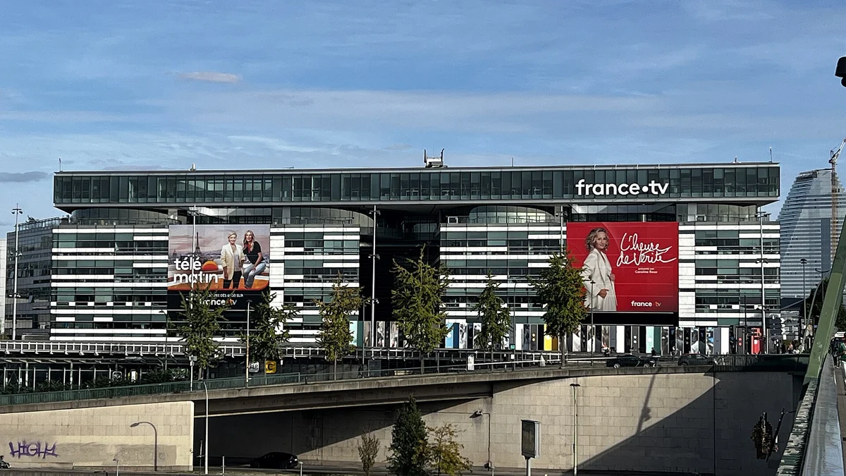 Siège de France Télévisions à Paris, photographié en septembre 2026. Illustration de l’entreprise publique concernée par le décret, sans représenter une réunion ou une procédure officielle. Recadrage.